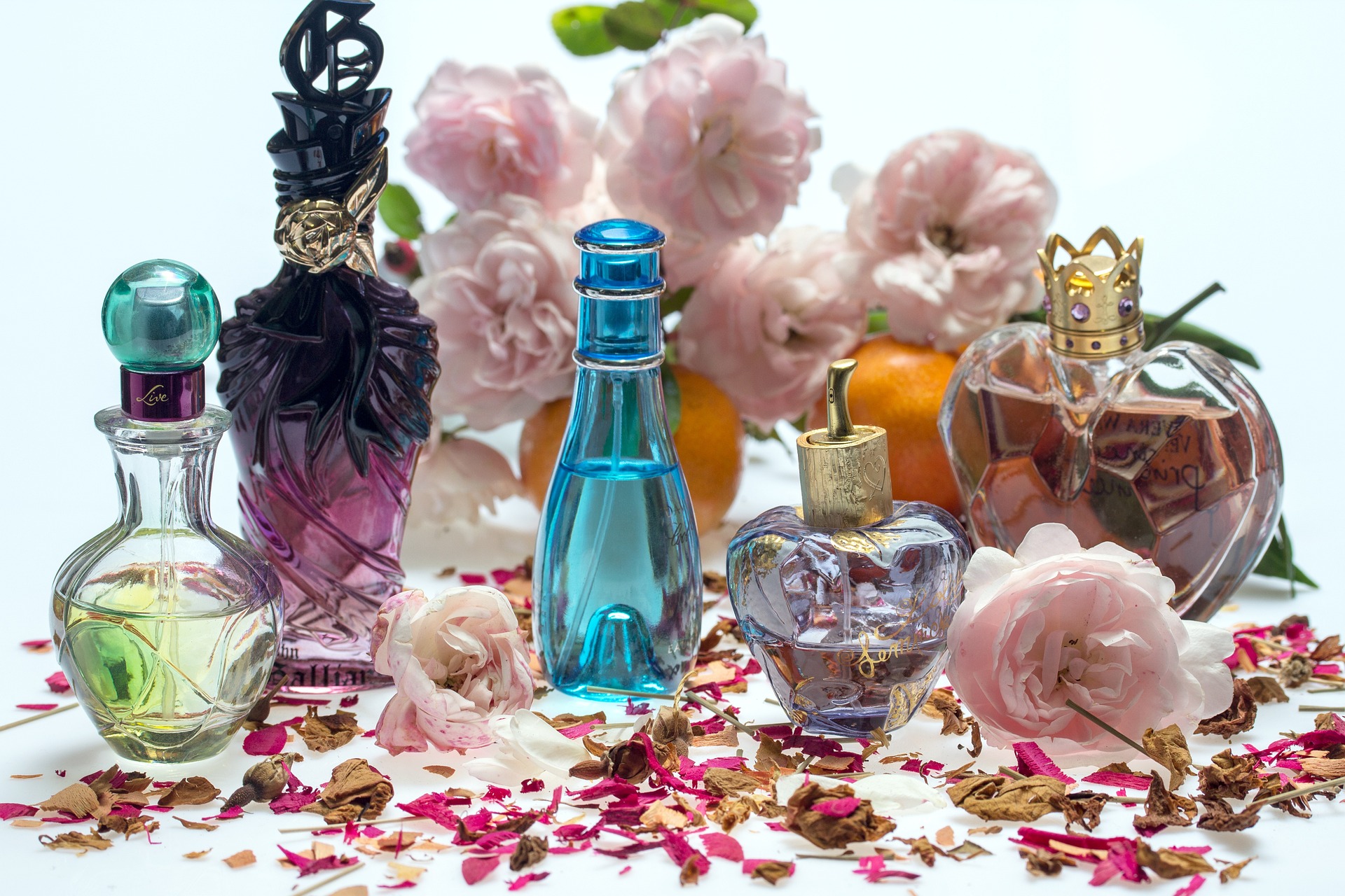 Perfumes y flores para factura visual de perfumería