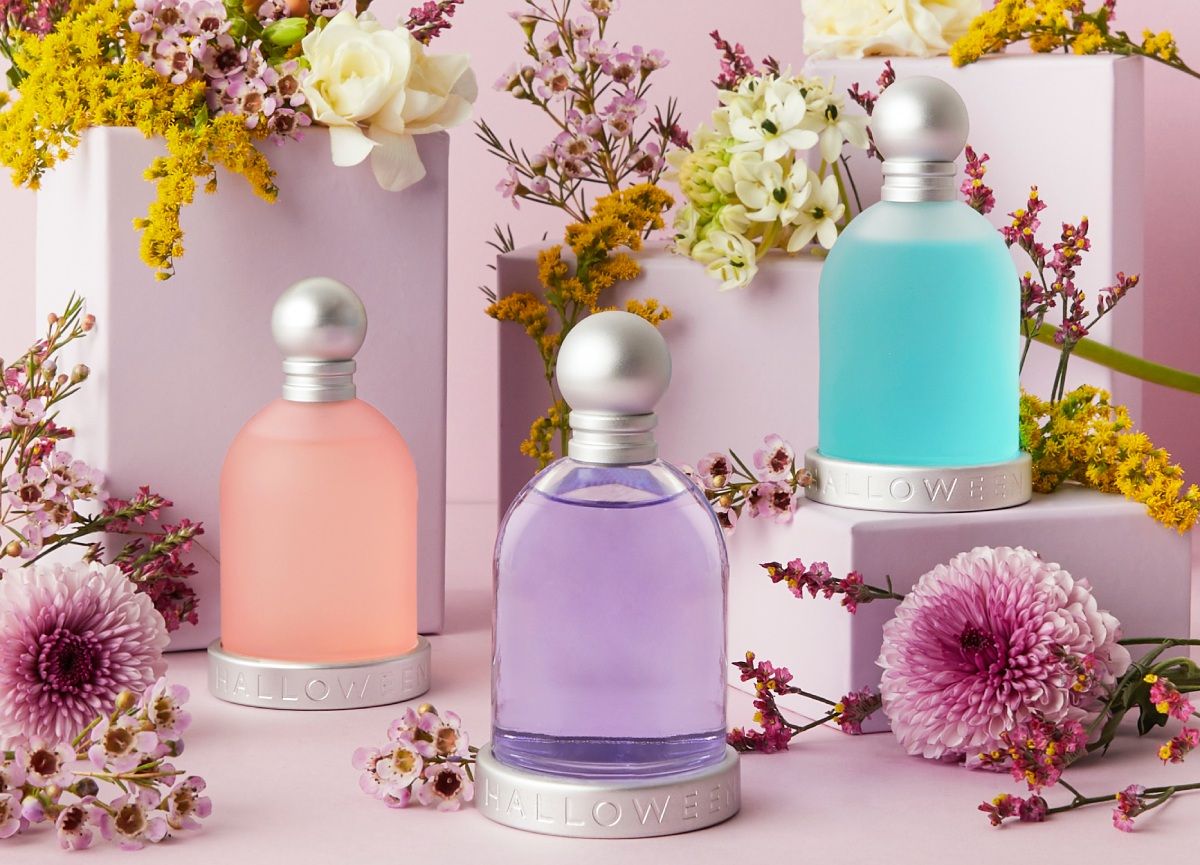 Perfumes en tonos pastel para factura visual de perfumería